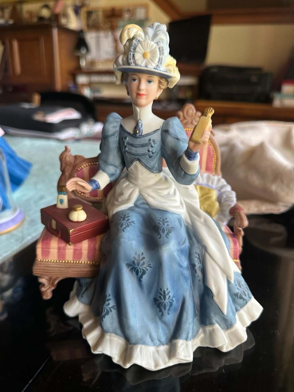1992 Avon President's Club Mrs. Albee Award Porcelain Figurine